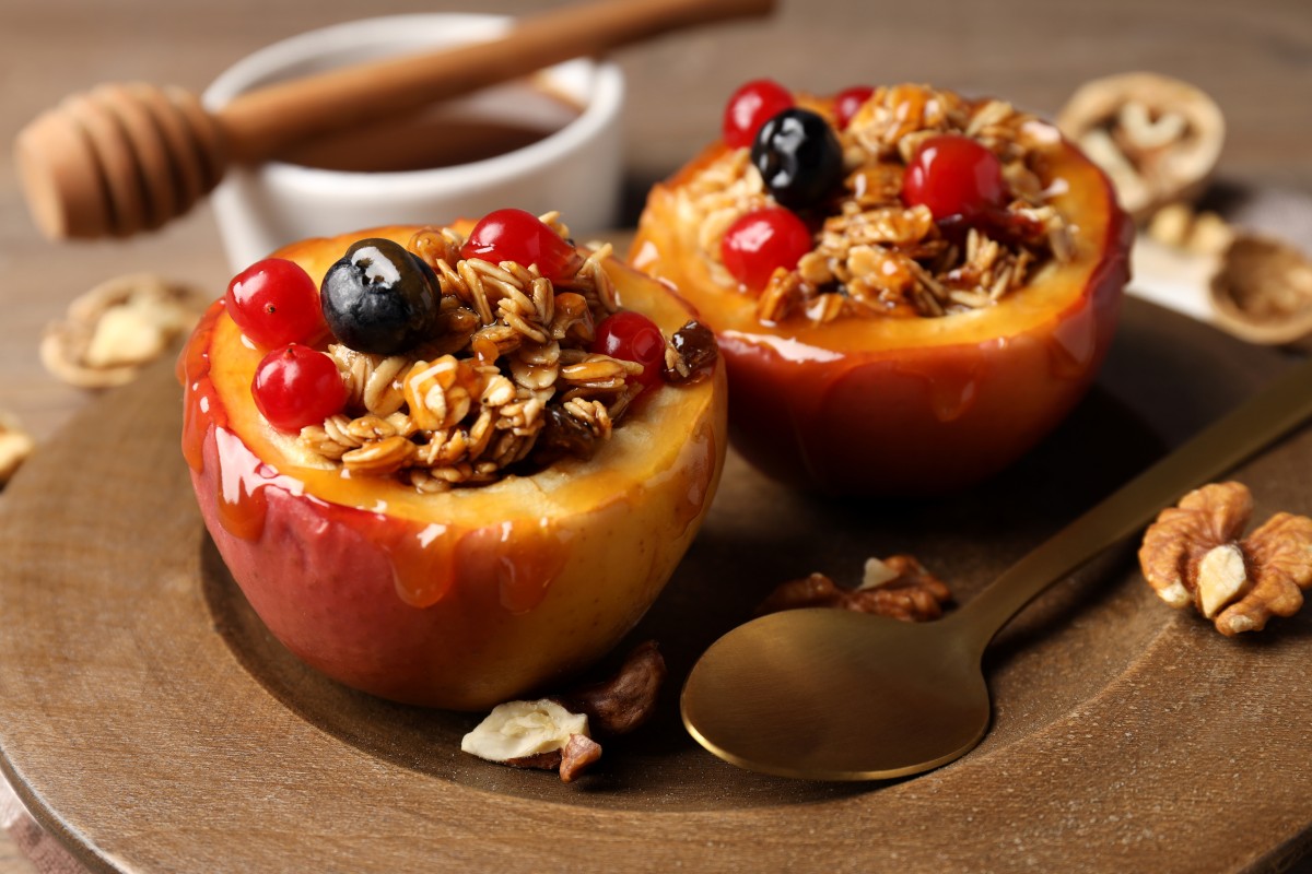 concept tasty food with baked apples close up (1)